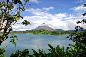 Vulkan i Costa Rica med vand foran
