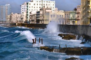På rejser til Cuba ser du både Havana og byens havnepromenade El Malecon