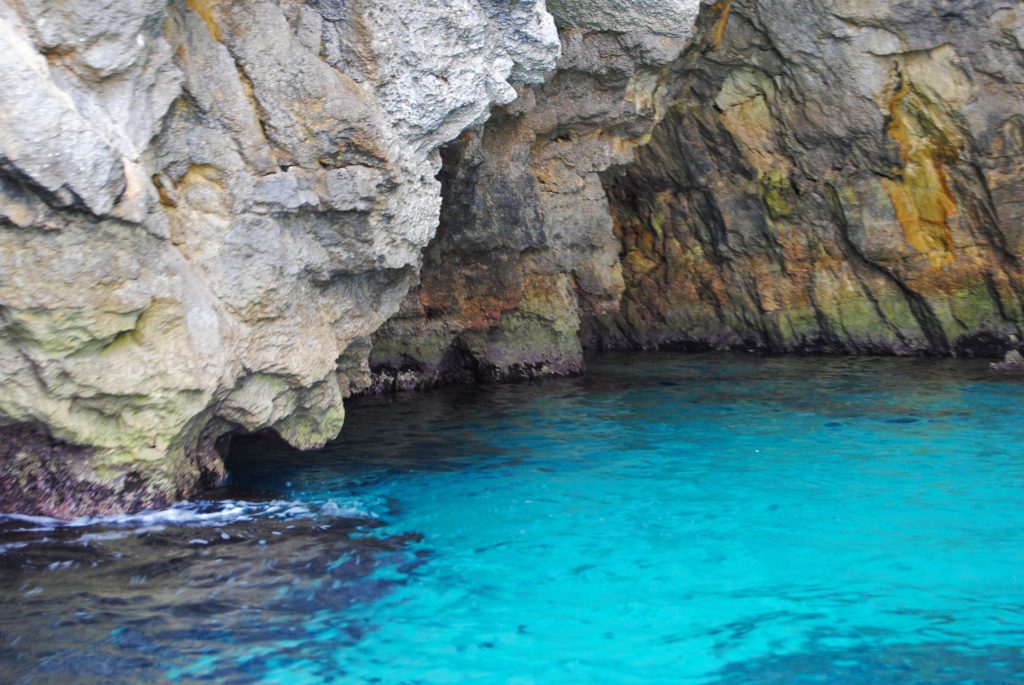 malta-single-rejse-gozo-sejltur-grotte-blaat-vand