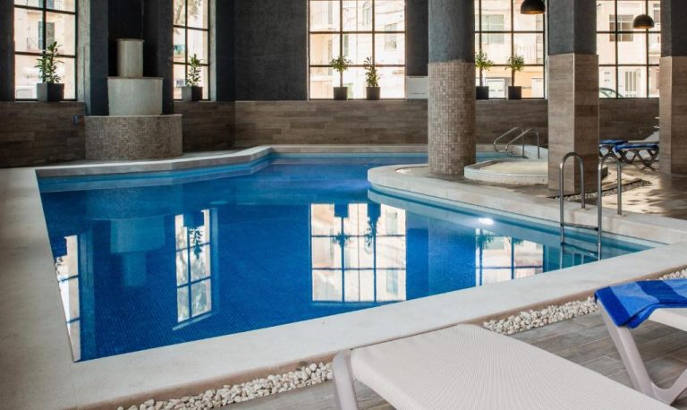 pebbles-resort-malta-svane-rejser-indendoers-pool pebbles-resort-malta-svane-rejser-indendoers-pool