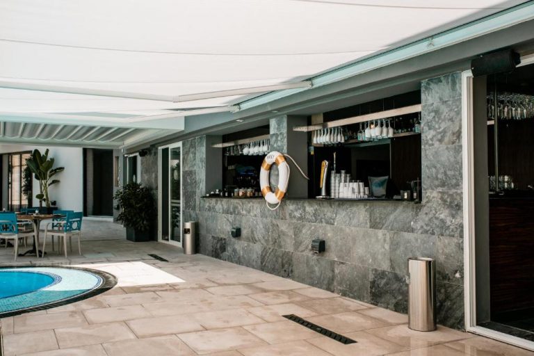 pebbles-resort-malta-svane-rejser-poolbar pebbles-resort-malta-svane-rejser-poolbar