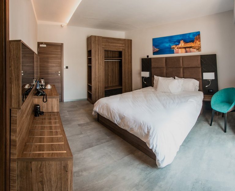pebbles-resort-malta-svane-rejser-superior-bedroom pebbles-resort-malta-svane-rejser-superior-bedroom