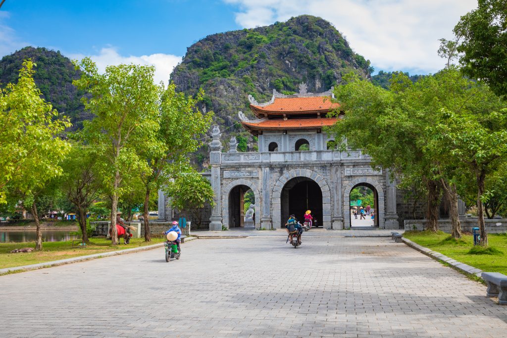 På en rejse til Vietnam er det værd at besøge den gamle kejserby Hoa Lu