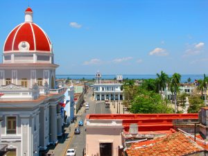 Hovedgade i by med stor bygning med rød kuppel