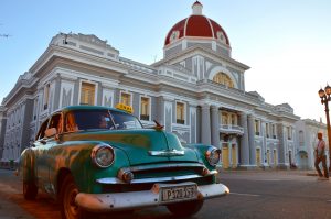 cienfuegos-med-amerikaner-bil