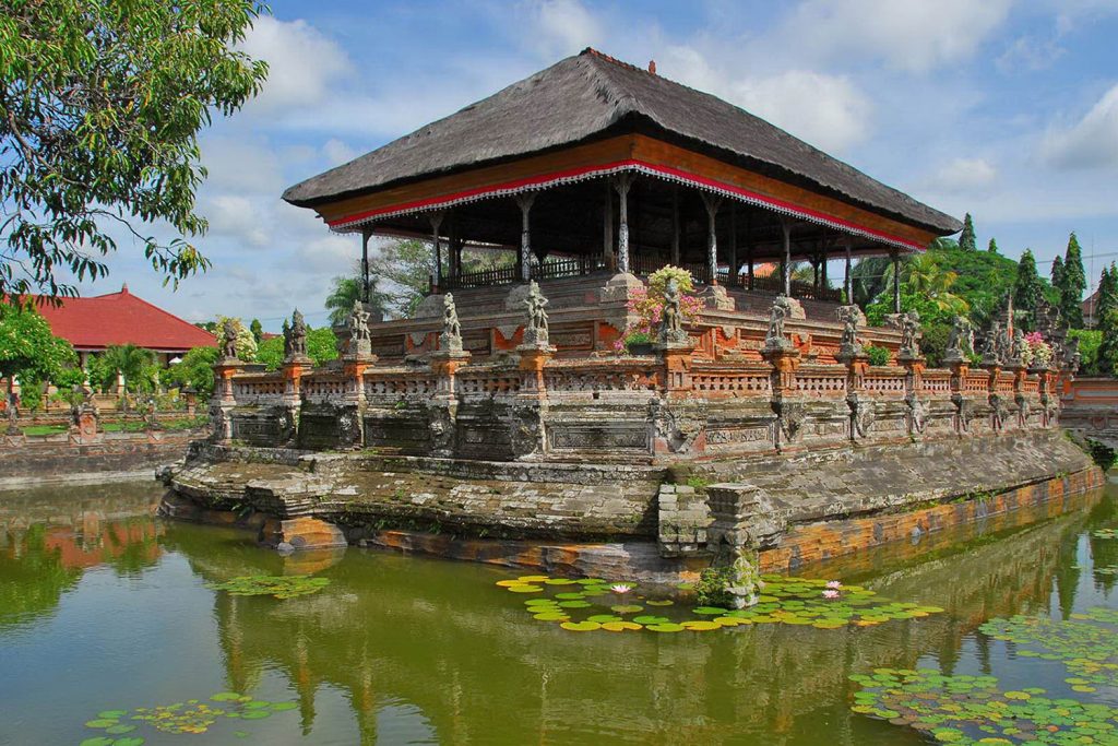 På en rejse til Bali ser du templer, suveræn natur og gode strande