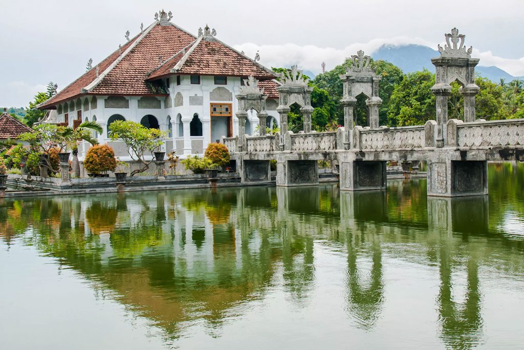 På en rejse til Bali ser du templer, suveræn natur og gode strande