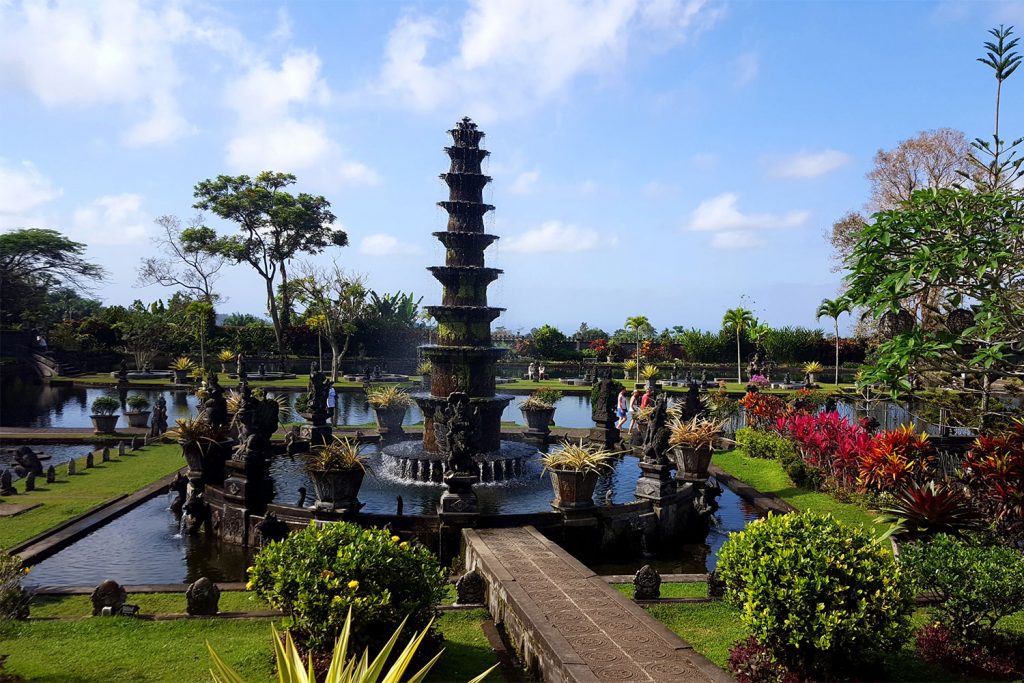 På en rejse til Bali ser du templer, suveræn natur og gode strande