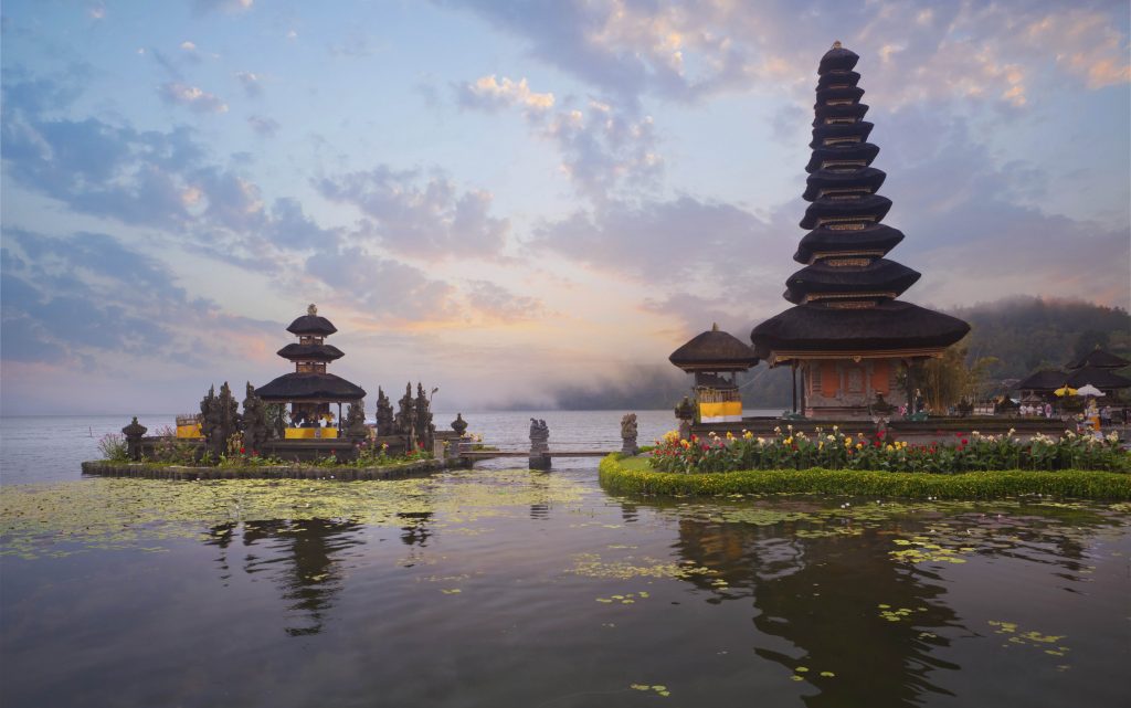 På en rejse til Bali ser du templer, suveræn natur og gode strande