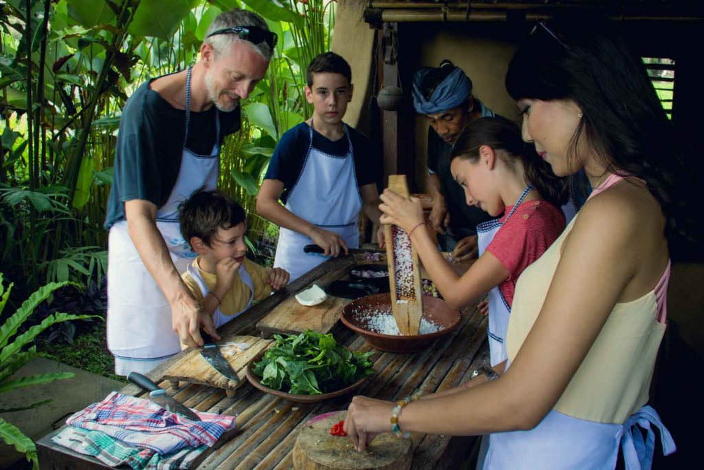 På en rejse til Bali ser du templer, suveræn natur og gode strande