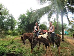 På en rejse til Vinales i Cuba ser du fantastisk natur-Charis døtre til hest