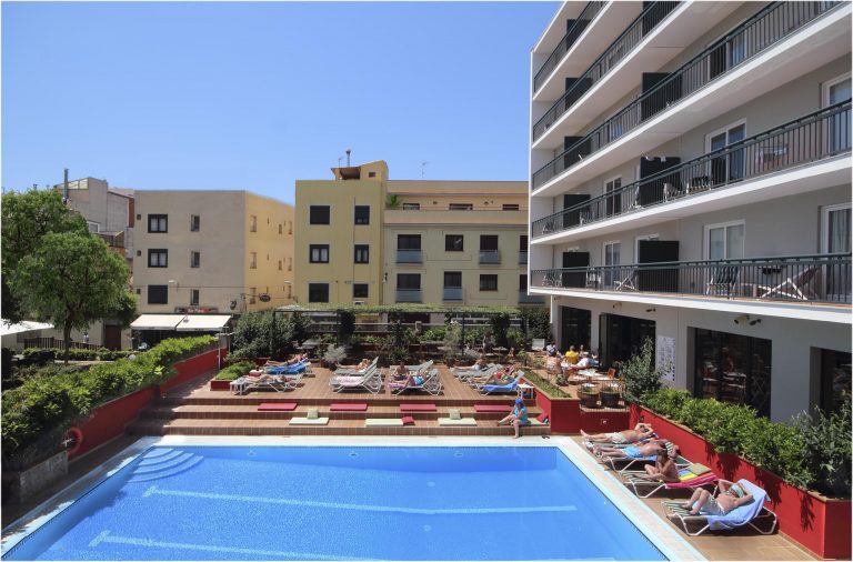 På en rejse til Costa Brava bor du på Hotel Aqua Bertran Park