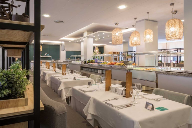 På en rejse til Costa Brava bor du på Hotel Aqua Bertran Park