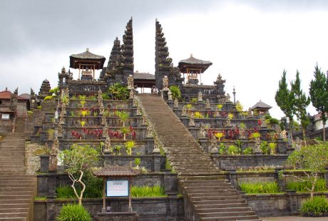 På rejser til Bali ser du templet Besakih