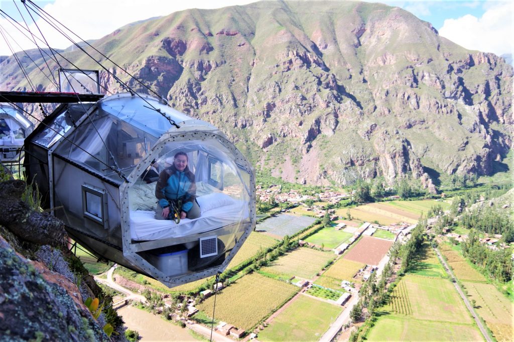 På rejser til Peru kan du overnatte på et bjerg i en glaskabine