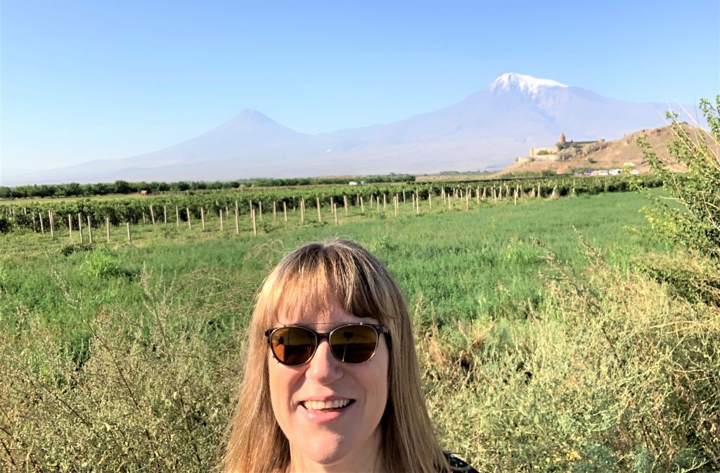 Pia Holst foran Ararat-bjerget