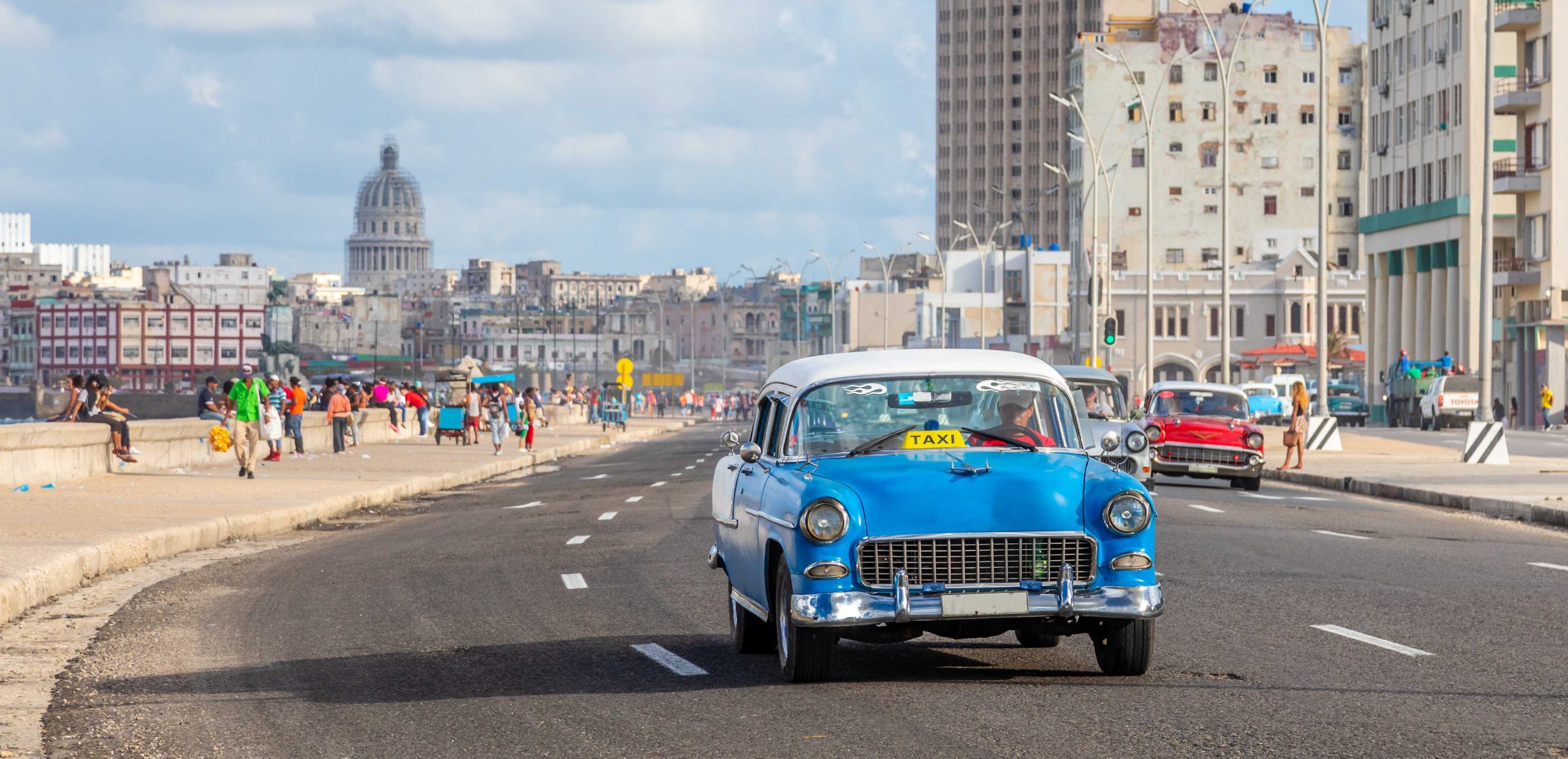 svane-rejser-cuba-havana-amerikanerbil-ved-havnenred