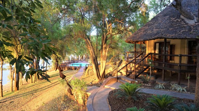 sydafrika-mpala-fra-main-house-mod-pool-red
