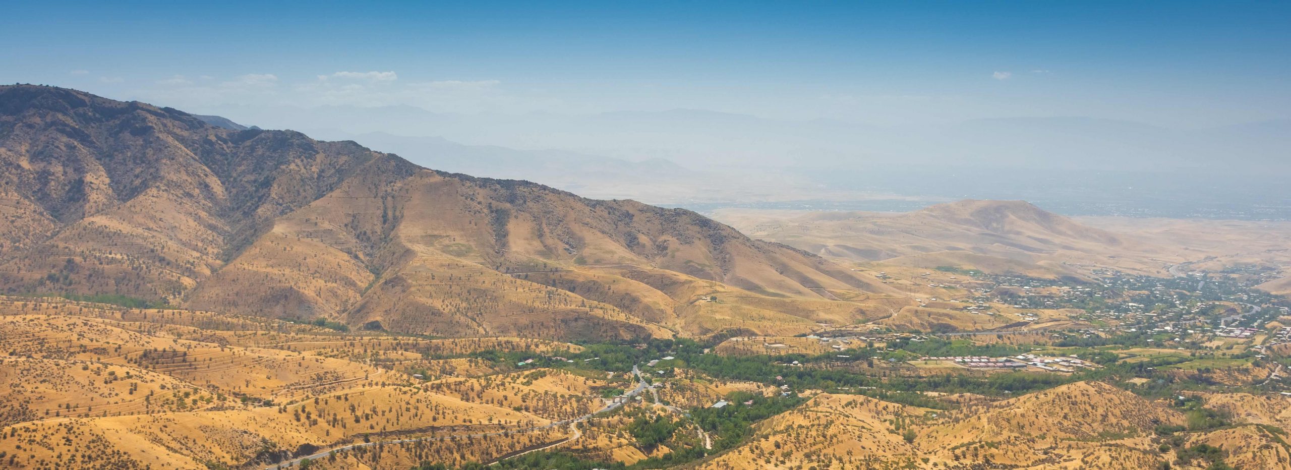 svane-rejser-usbekistan-bjerge-landskab-blaa-himmel