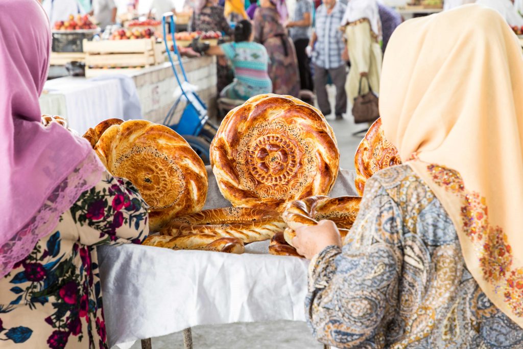 svane-rejser-uzbekistan-kvinder-broed-mad