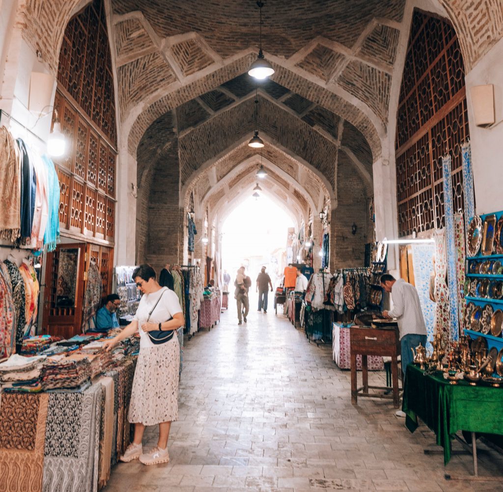 svanerejser-singlerejser-uzbekistan-bukhara-bazar-dome
