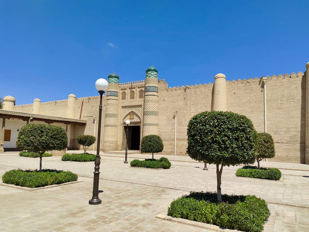 svanerejser-singlerejser-uzbekistan-bukhara-faestningsmur