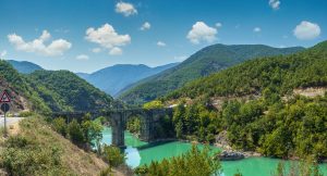 svane-rejser-albanien-bjerge-natur-flod