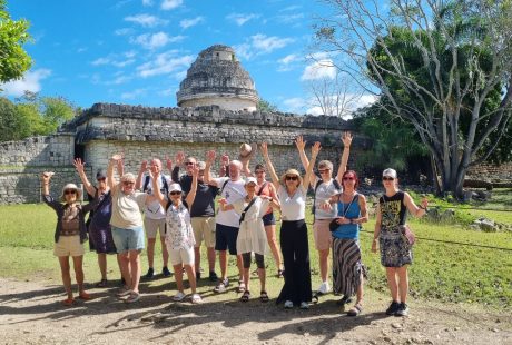 svane-rejser-mexico-maya-ruiner-gruppefoto-med-armene-i-vejret