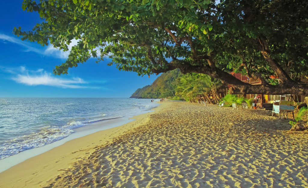 svanerejser-singlerejser-thailand-coh-chang-white-sand-beach-compressed