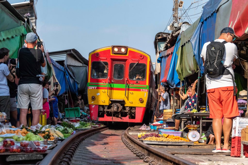 svanerejser-singlerejser-thailand-maeklong-railway-market-kompressed
